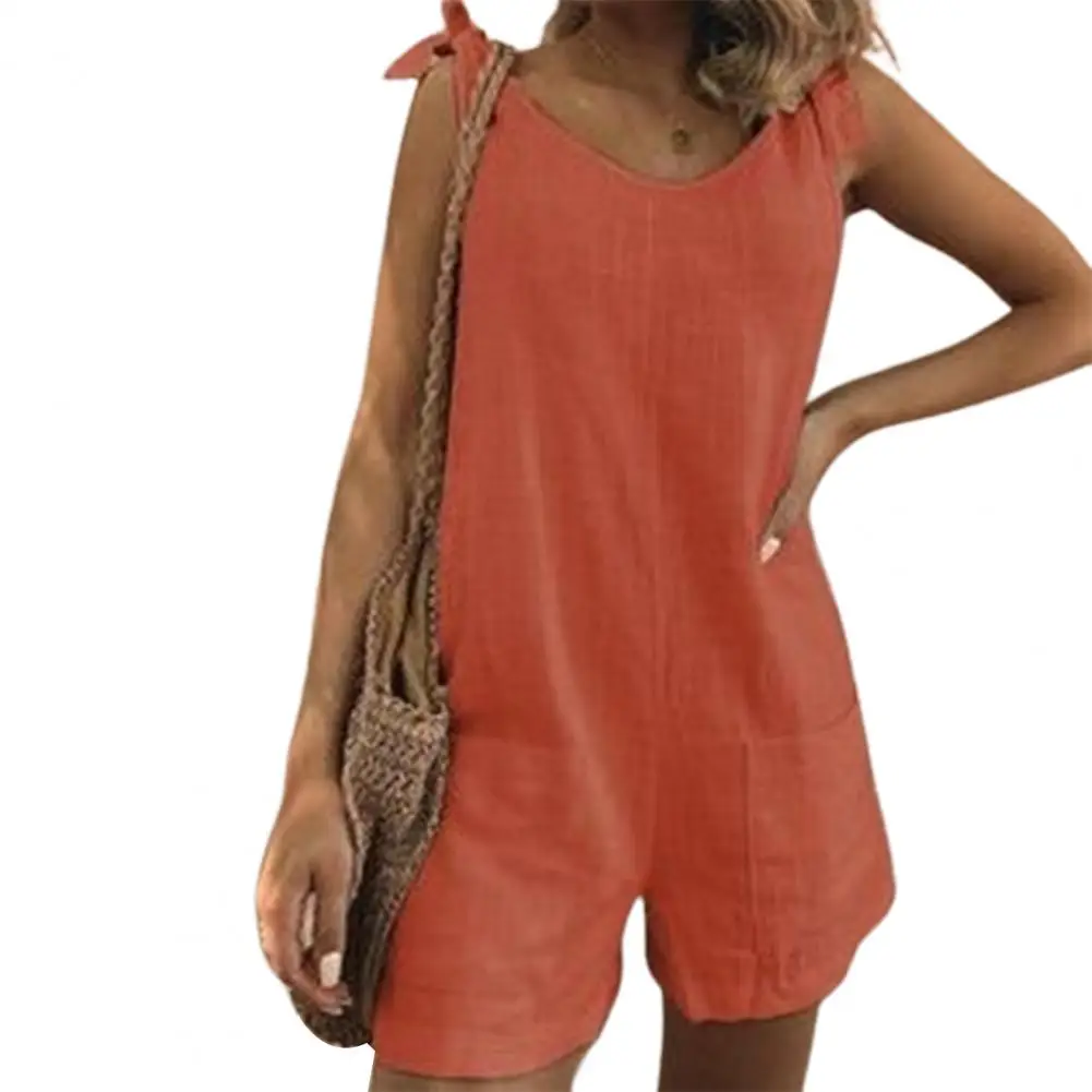 Женский комбинезон без рукавов однотонный с карманами и круглым вырезом на