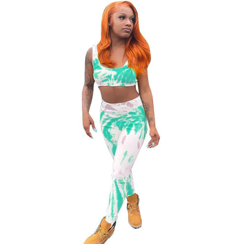 Укороченный топ без рукавов с низким вырезом и узкие длинные брюки высокой