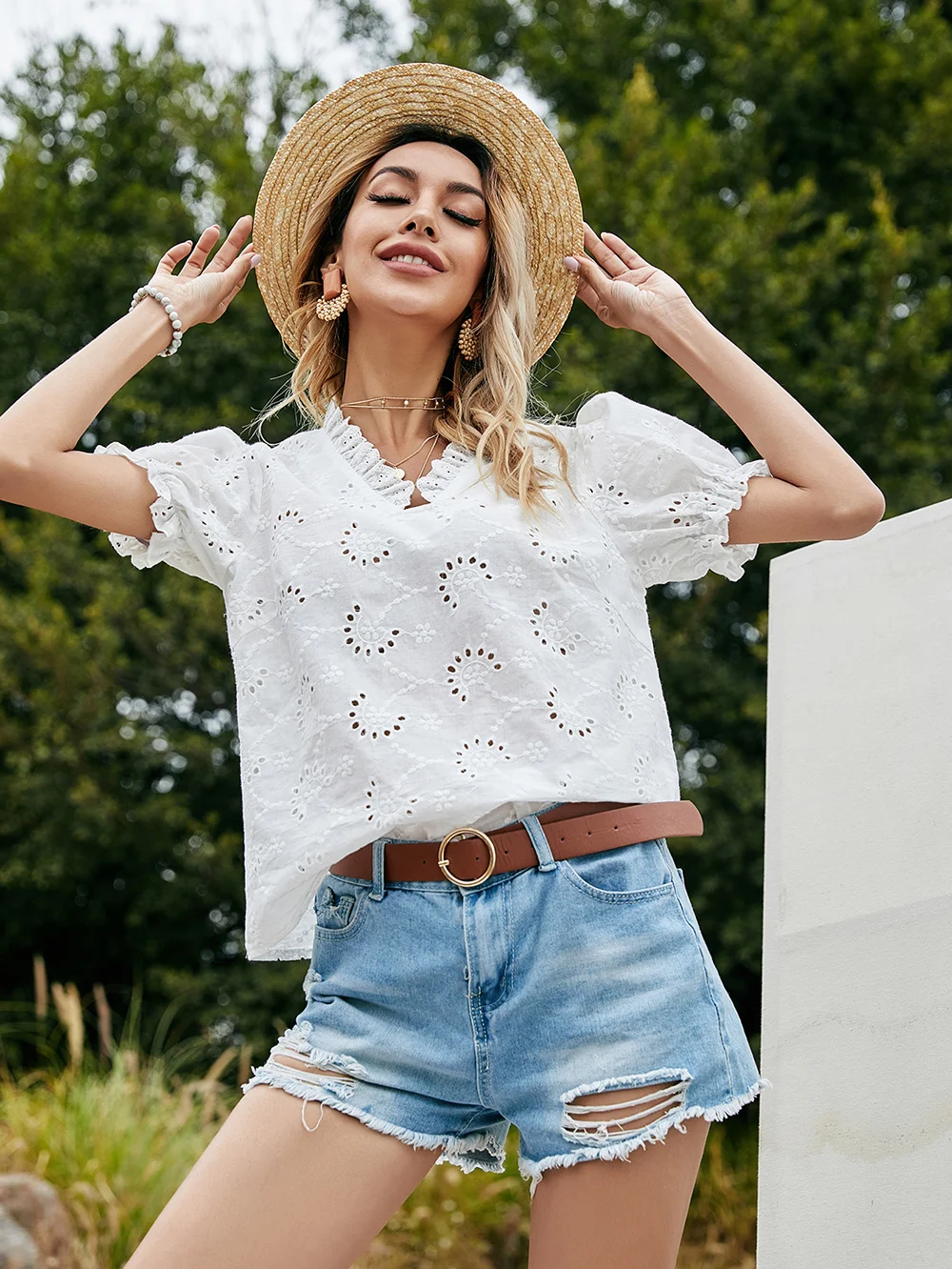 

Spring Summer Ladies Hollow Chain Link Flower V-neck Puff Short Sleeve T-shirt Women's Top White