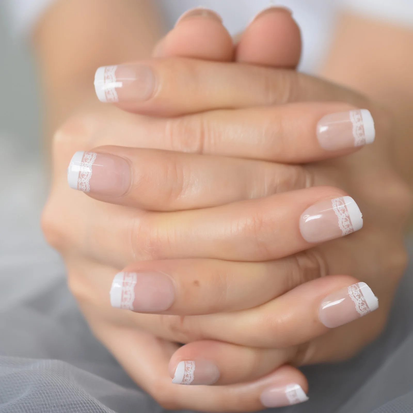 Короткие французские накладные ногти с естественным прессом кружевной узор
