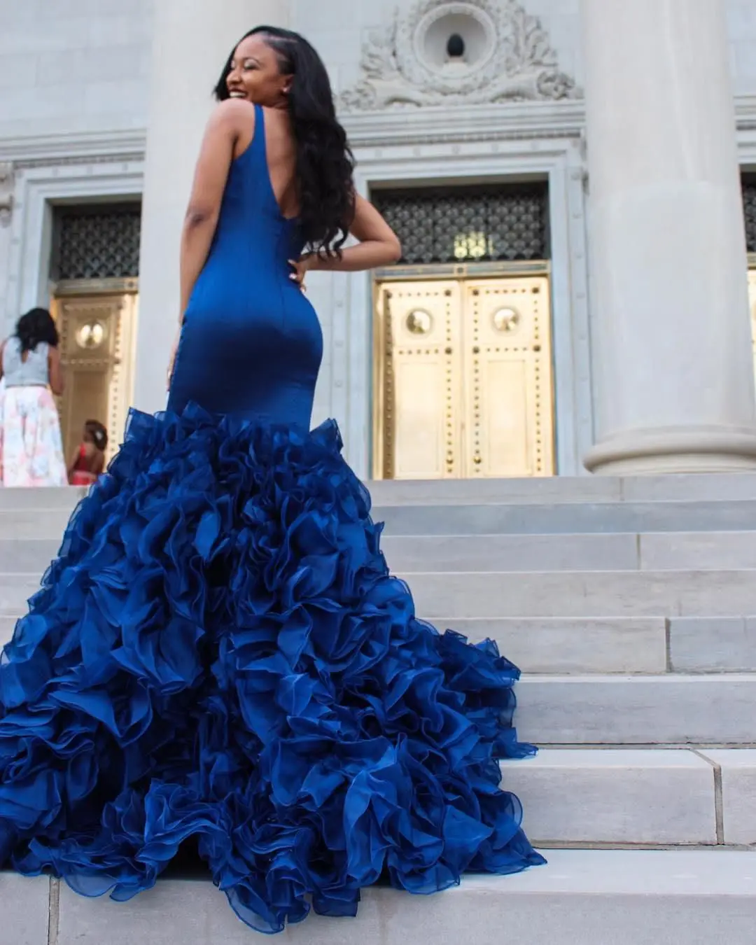 

2022 Royal Blue Prom Dresses Evening Gowns Sexy Deep V Neck Sleeveless Mermaid Ruffles Organza Skirt Formal Party Dresses