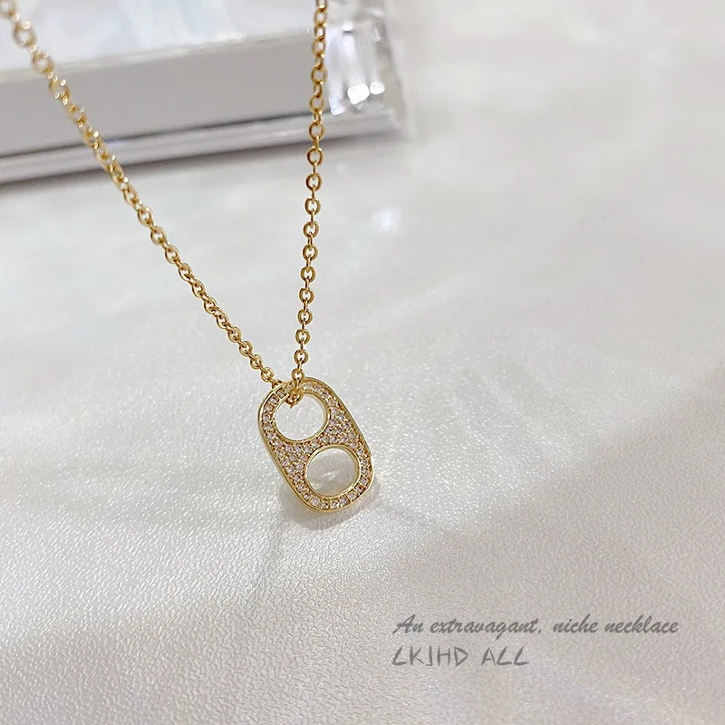 

Origin Summer Temperament Pig Nose Pendant Necklace for Women Gold Color Rhinestone Hollow Out Metal Chain Necklace Jewelry