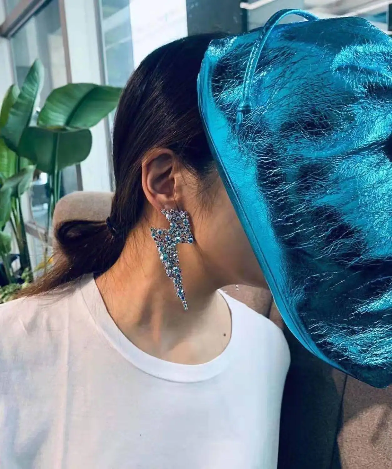 

Rongho New Heyperbole Crysatl Flash Earrings for Women Hiphop Show Jewelry Rhinestone Geometric Lightning Earring Femme Bijoux