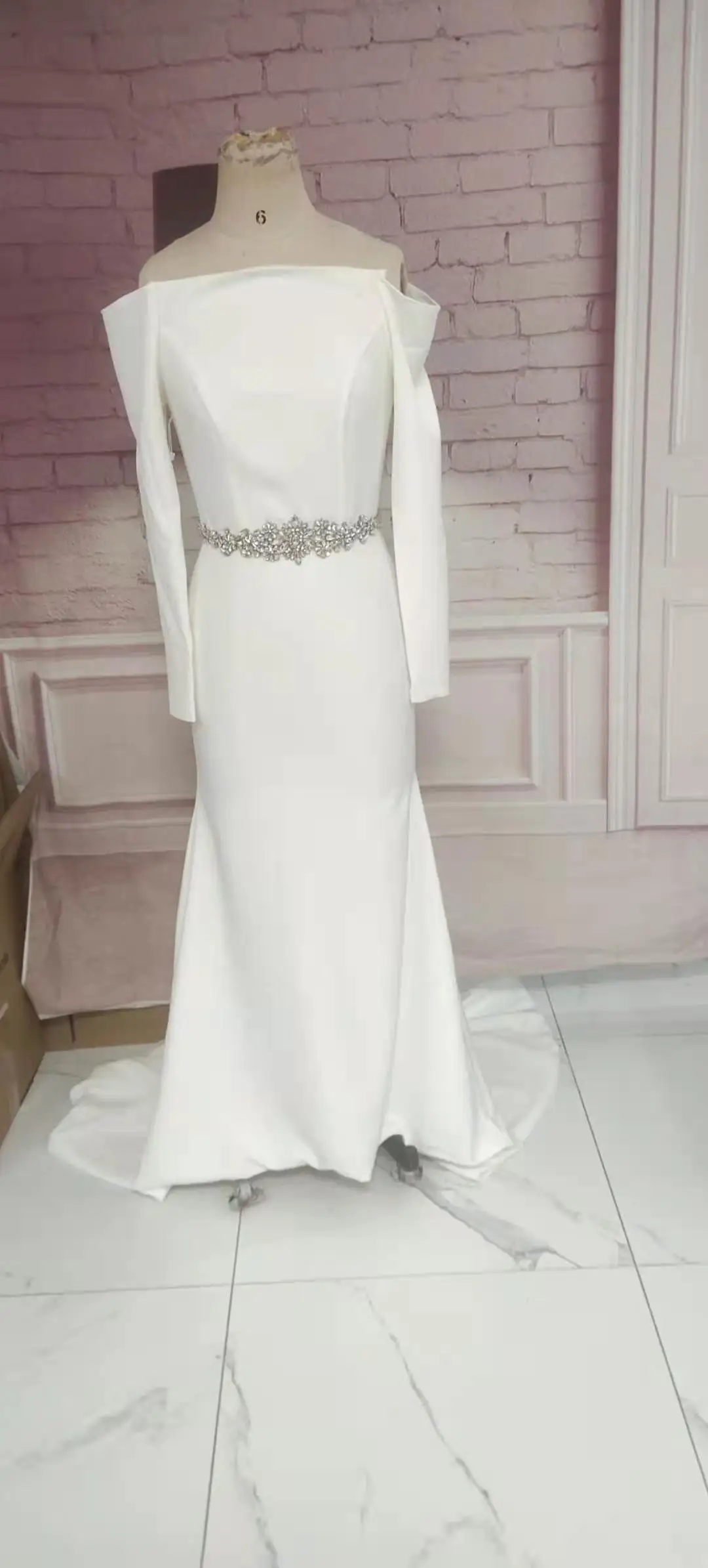 

Женское атласное свадебное платье-русалка, длинное платье макси с длинным рукавом, вырезом лодочкой, шлейфом и поясом с бусинами, платье для...