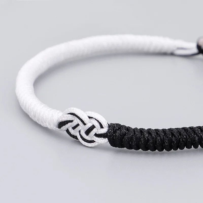 Браслет женский плетеный из нитей белого и черного цвета ручной работы с узлом