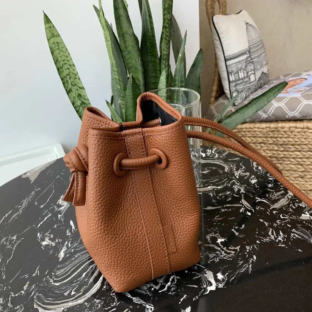 Первый слой кожаная сумка ведро ниша дизайн Drawstring через плечо Японские Женские