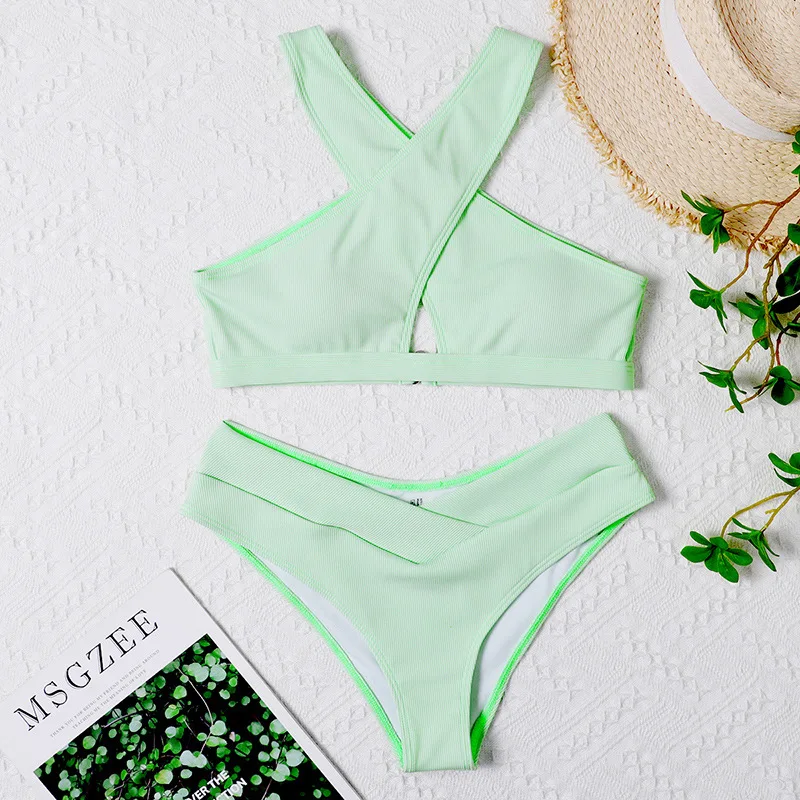 Соблазнительный однотонный комплект бикини с перекрестными лямками купальник