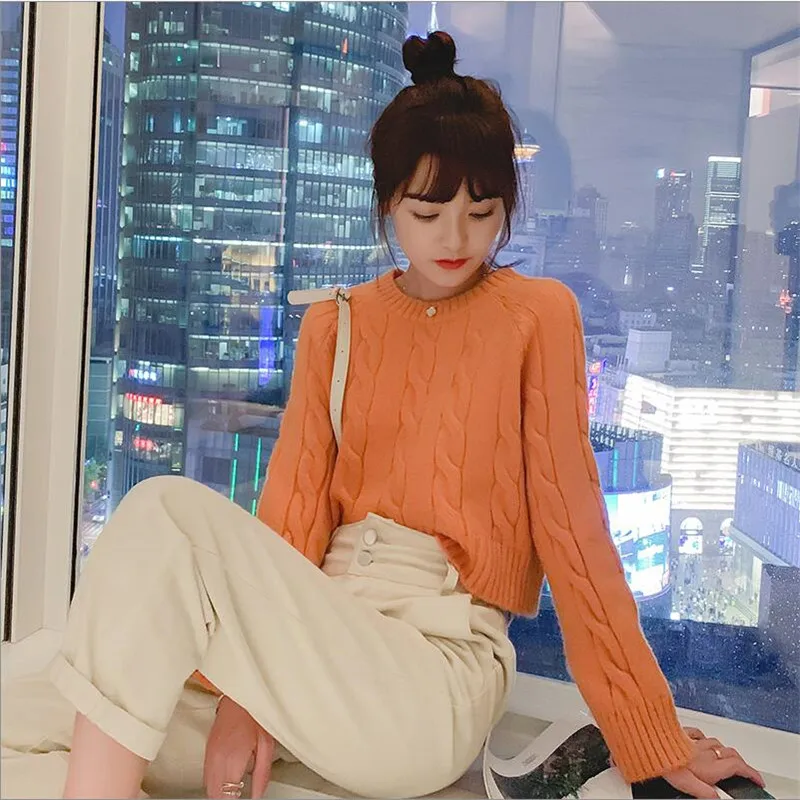 Короткий женский свитер на бретельках свободного кроя осенне-зимний с длинным