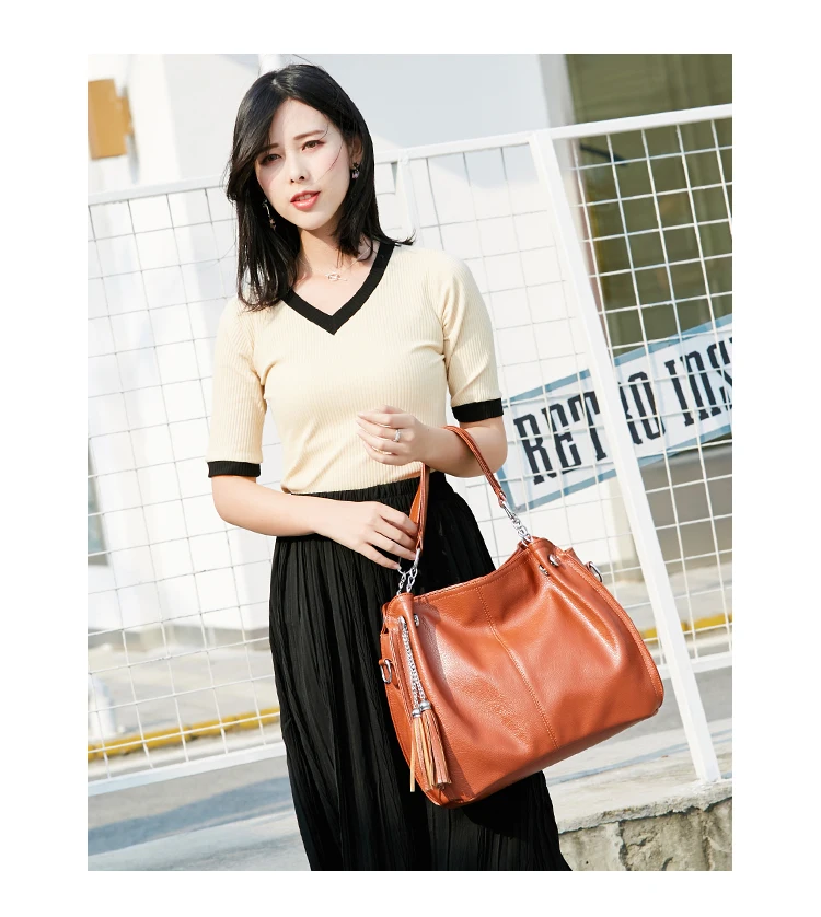 Сумка тоут женская с верхней ручкой металлическая сумочка на плечо кисточкой