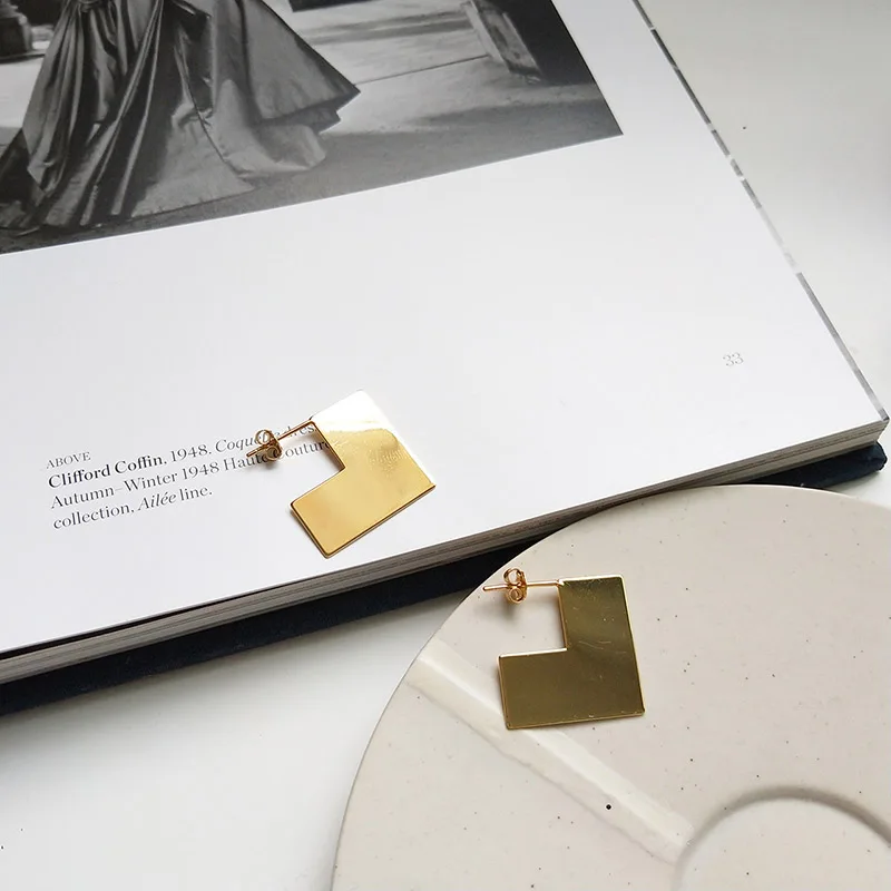 

Женские серьги-гвоздики из серебра 925 пробы, квадратной формы