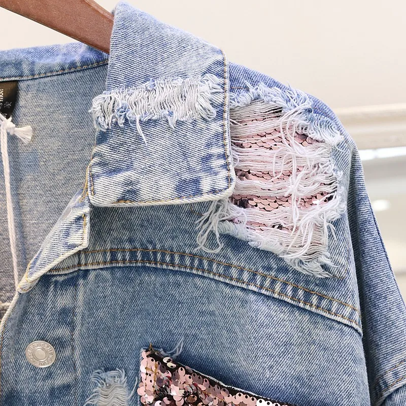 Женская свободная джинсовая куртка короткая потертая из денима с блестками и