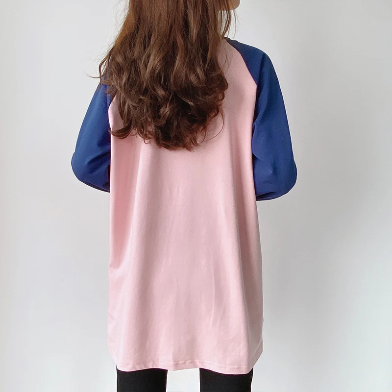 Маленькая футболка с длинными рукавами и цветными блокировками узором из