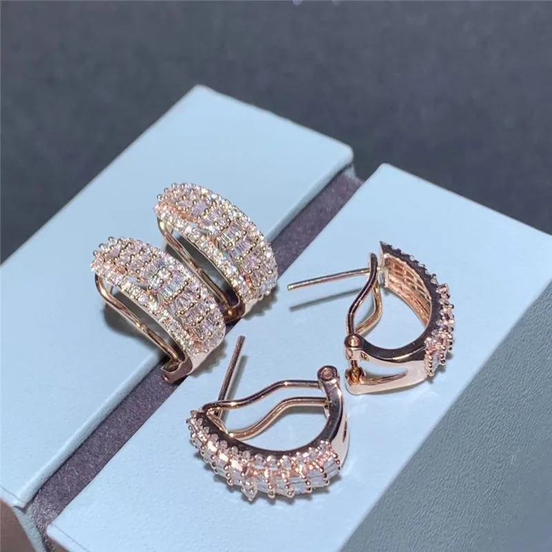 18K gold natural diamond earrings are fashionable and luxurious for all women |