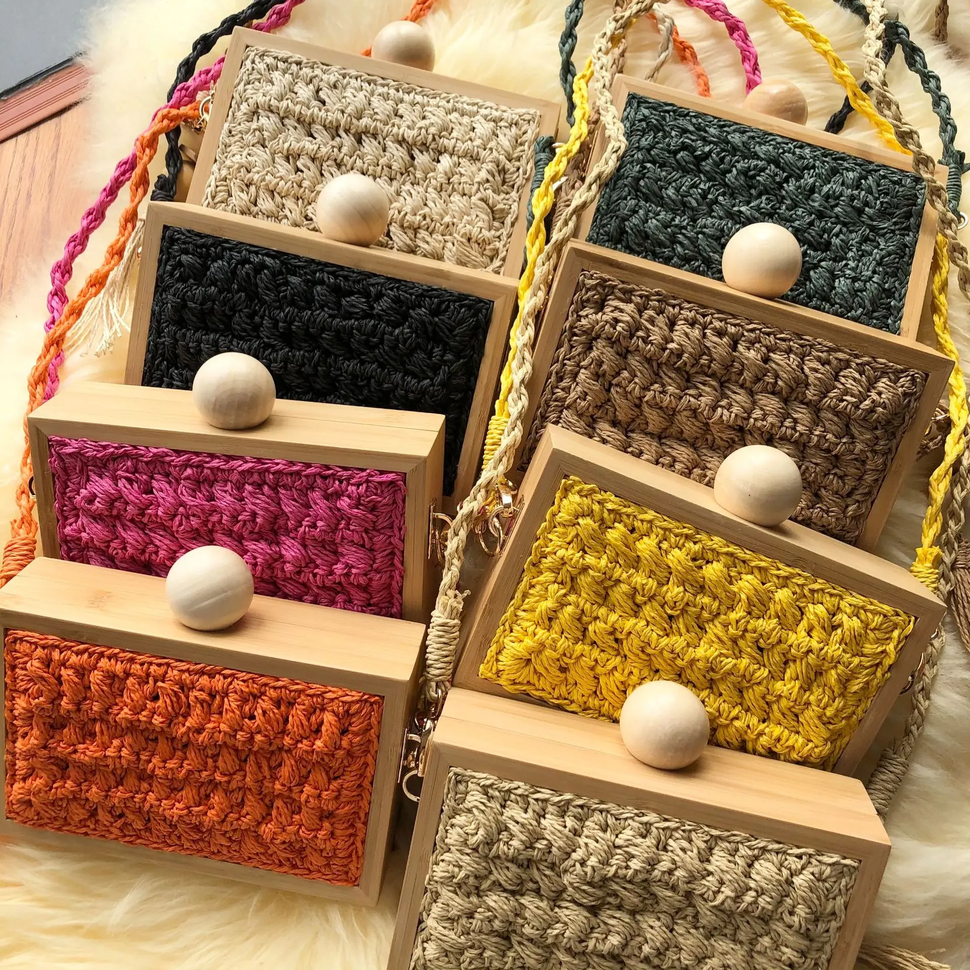 Весной и летом 2021 новый деревянный стеллаж для выставки товаров соломенная сумка