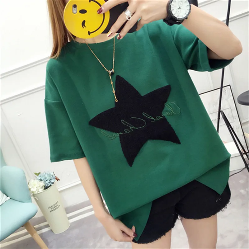 Женская свободная футболка с короткими рукавами круглым вырезом и аппликацией в