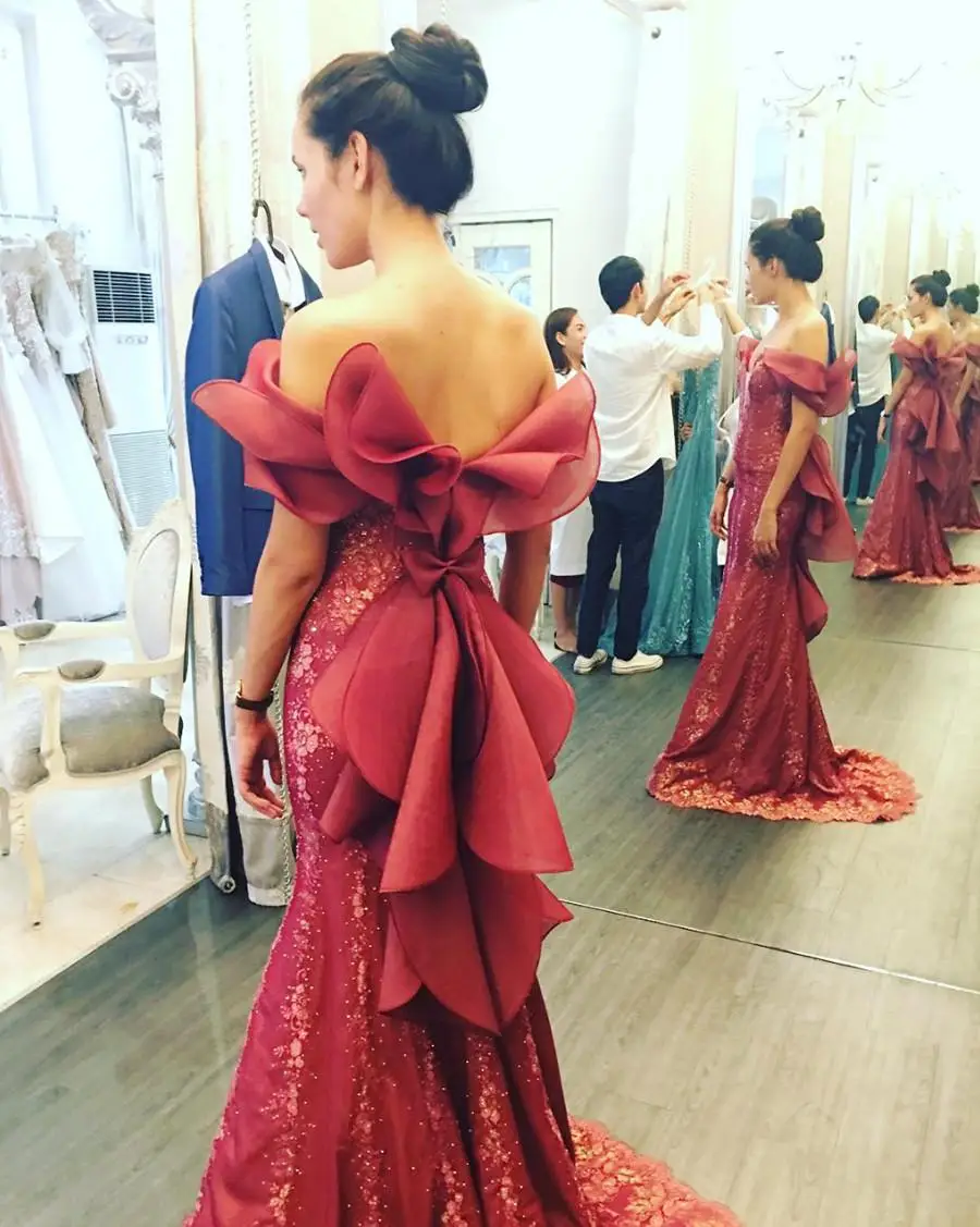 

Charming Burgundy Mermaid Evening Dress With Off The Shoulder Lace Appliques Beaded Long Formal Ruffles Party Prom Gowns