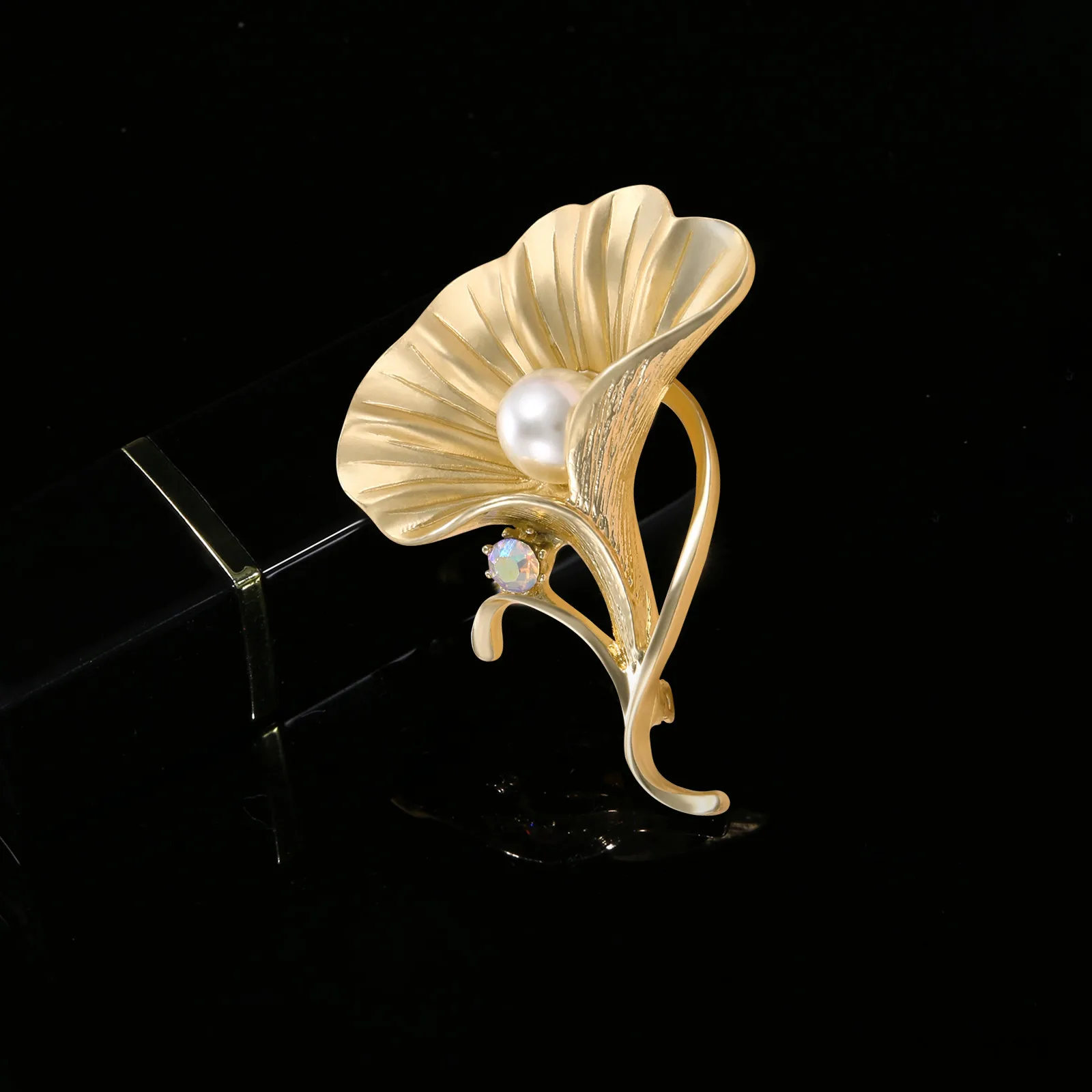 

Broche Luxe Matte Gold Ginkgo Leaf Hollow Pearl Brooch Ladies Jewelry Brooches for Women dropshipping