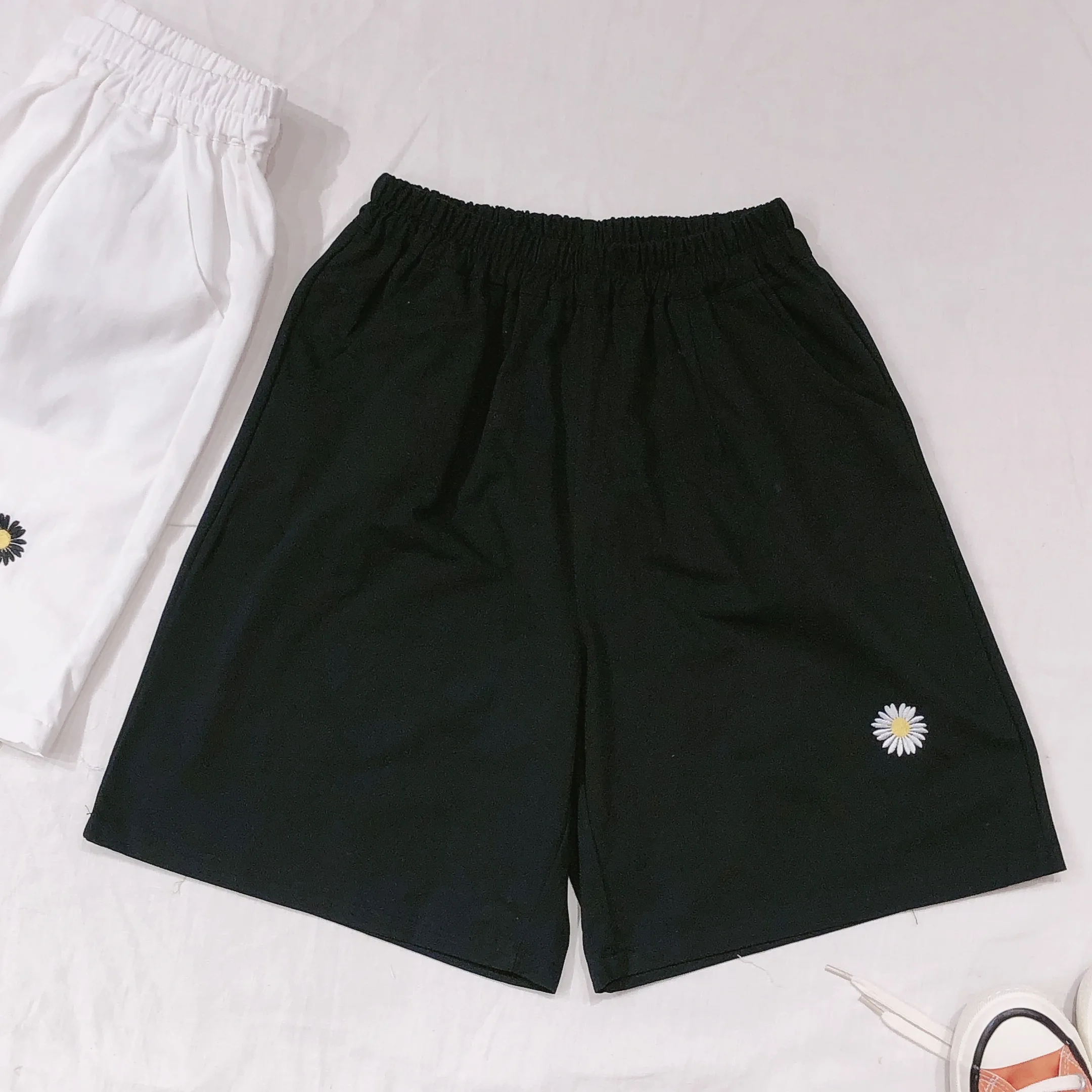 

Black & White 2020 Summer New Small fresh Shorts Loose Daisy Embroidery Shorts Harajuku Short sleeve Casual wild Shorts Korean