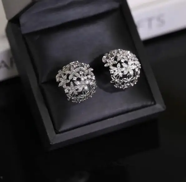 

Micro-inlaid zircon hollow flower earrings sweet and fresh lady shiny zircon sweet ear jewelry