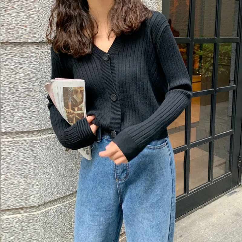 Кардиган женский трикотажный на пуговицах с V-образным вырезом |