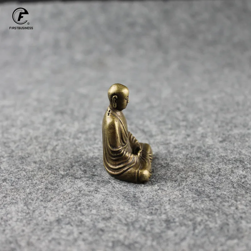 С фигуркой Будда из античной бронзы мини-статуя портативная латунная скульптура