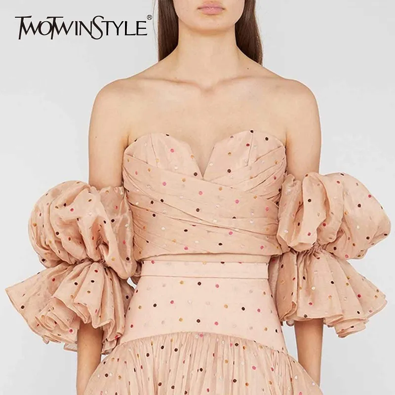 Женский топ в горошек TWOTWINSTYLE без бретелек с открытыми плечами и пышными рукавами