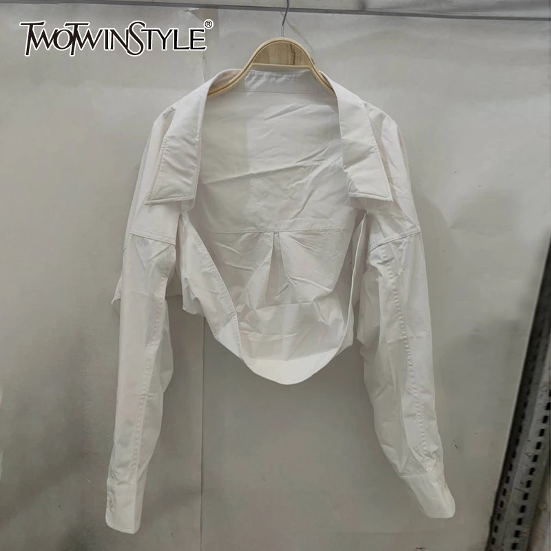 Женская Асимметричная рубашка TWOTWINSTYLE белая Повседневная Блузка с отложным