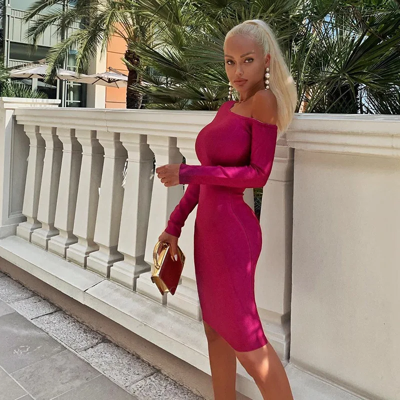 Женское вечернее платье футляр с открытыми плечами длинное облегающее красного