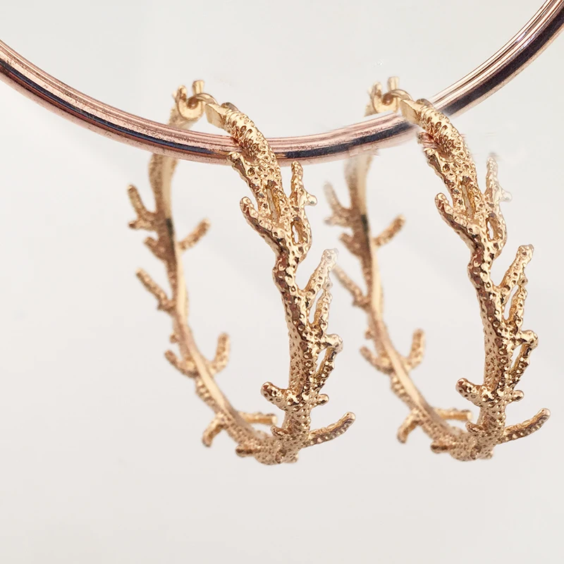 

Korean 2020 big hoop coral punk women VKME mode metall groe blume schmuck damen blume ohrringe klassische ohrringe Brincos part