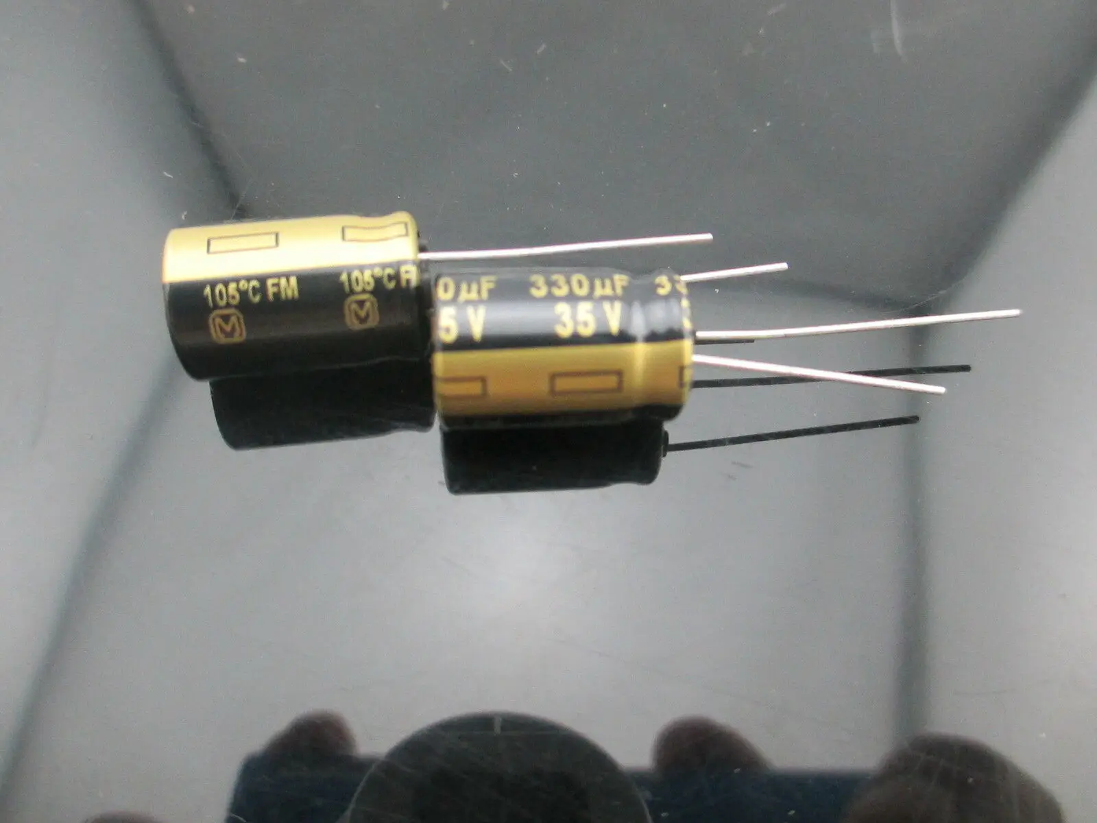 10 шт. Япония Panasonic FM 330 мкФ 35V 330mfd сопротивление электролитические конденсаторы |
