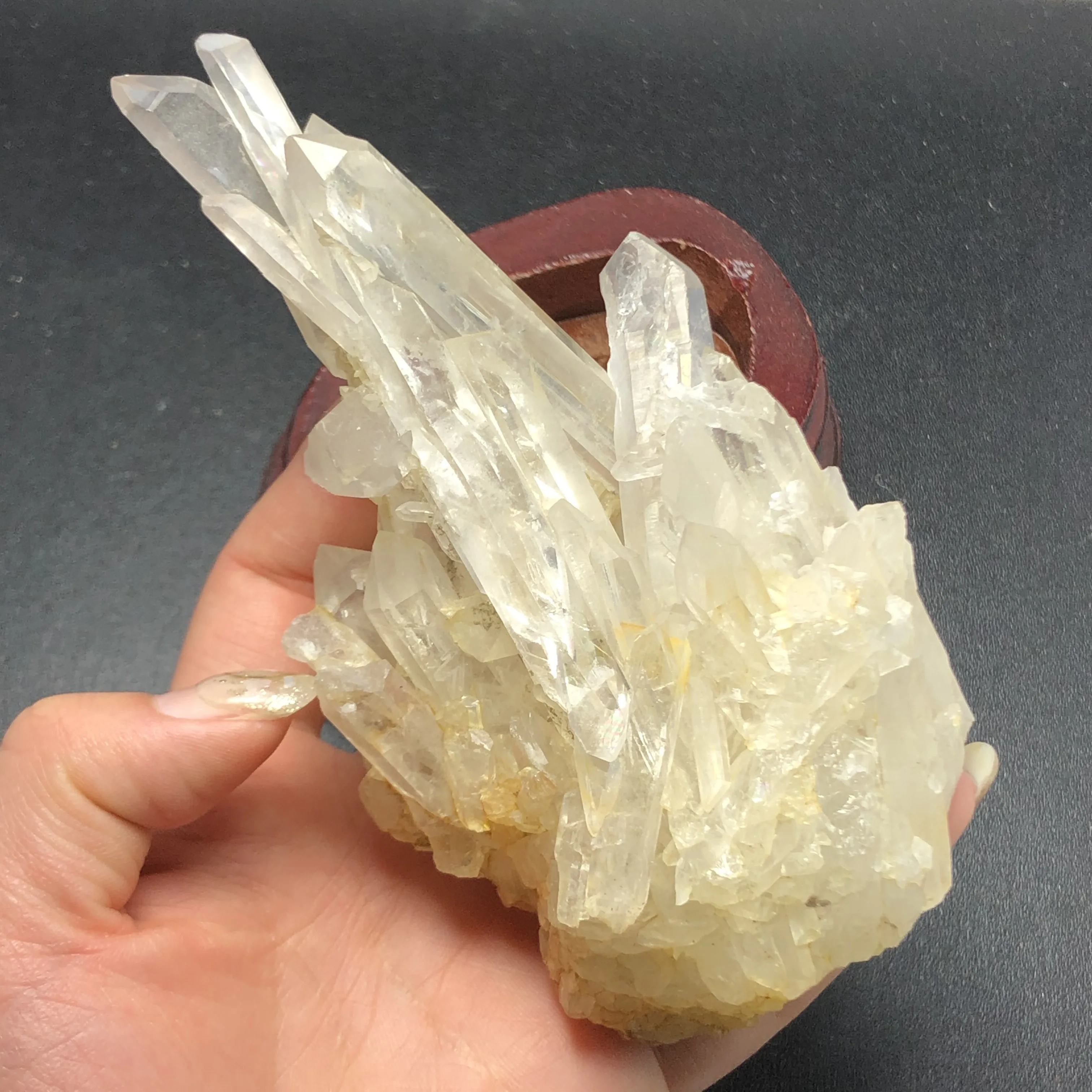 Натуральный прозрачный кластер кварцевого кристалла с подставкой основание