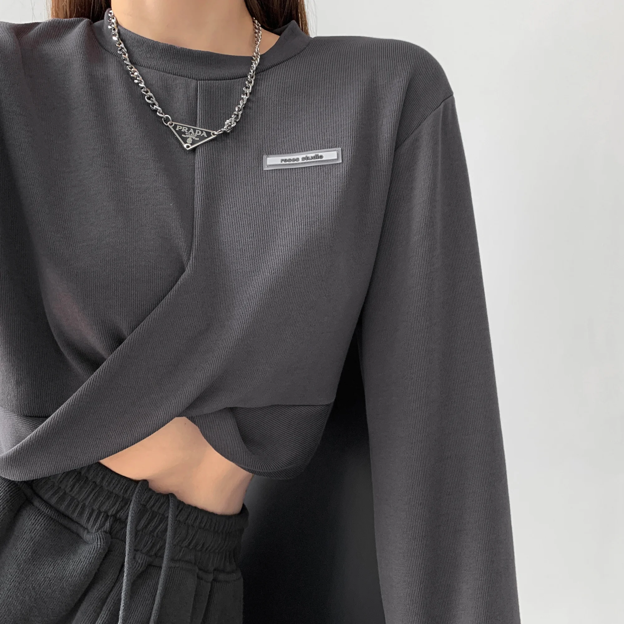 

Long Sleeve Shirt Women Design Letter Cross Pleated Hem Exposed Navel Sweater Short Slim Sports Crew Neck Top