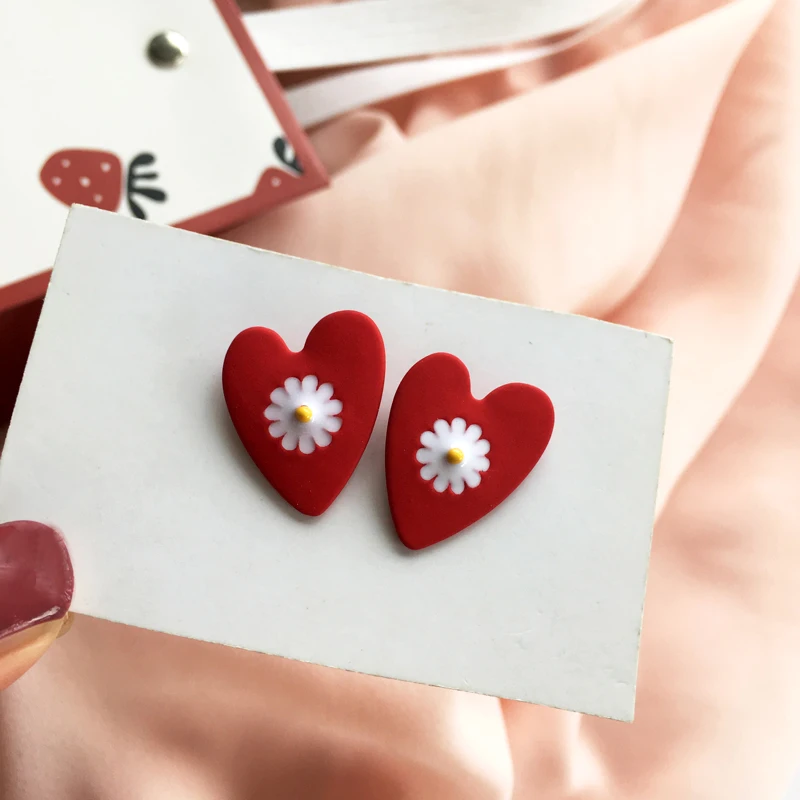 Модные геометрические серьги гвоздики в форме красного сердца с маленькой