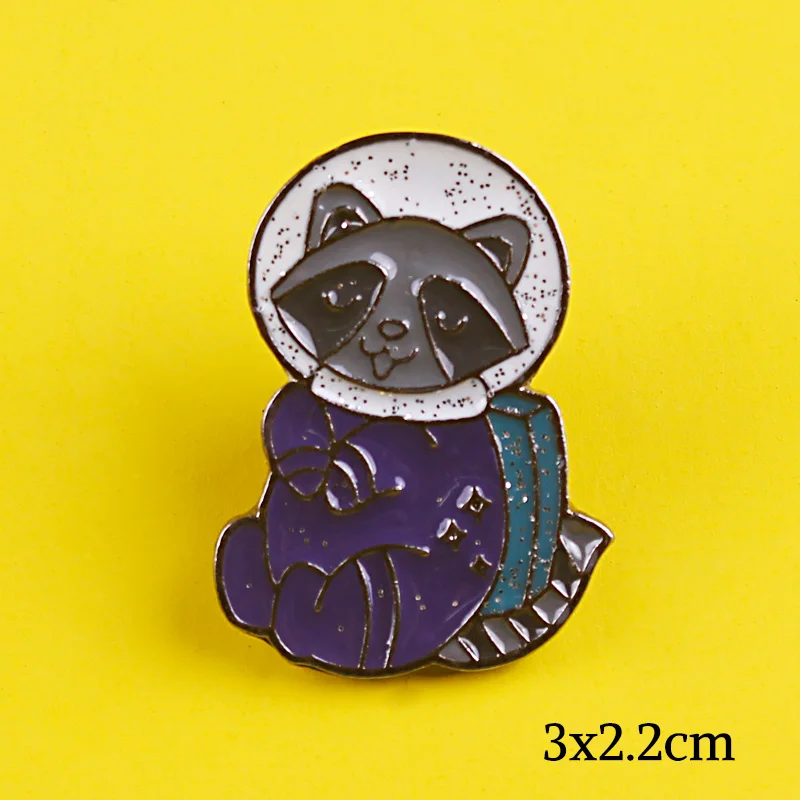 Милые еноты носящие космический шлем металлические эмалированные булавки