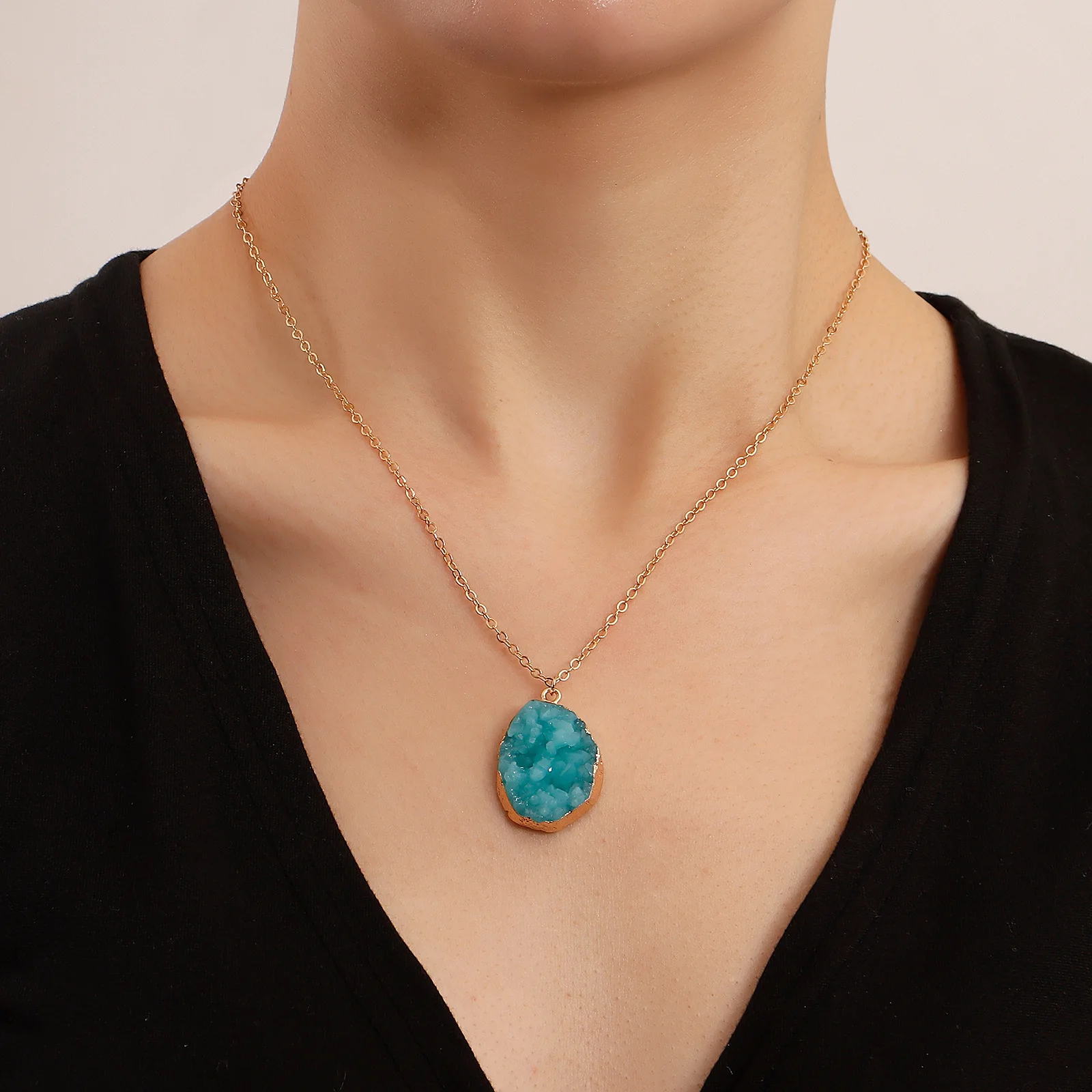 

Light Luxury Irregular Imitation Green Agate Pendant Necklace Women's Simple Retro Necklace Aesthetic Eyelet Chain Necklace