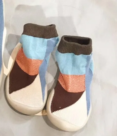 Tricolor Домашняя обувь с мягкой подошвой для родителей и детей; обувь с героями мультфильмов для малышей; обувь домашняя для малышей; детские гольфы - Цвет: Tricolor