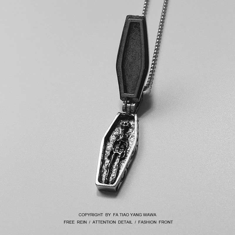 

The coffin can open! Skull necklace
