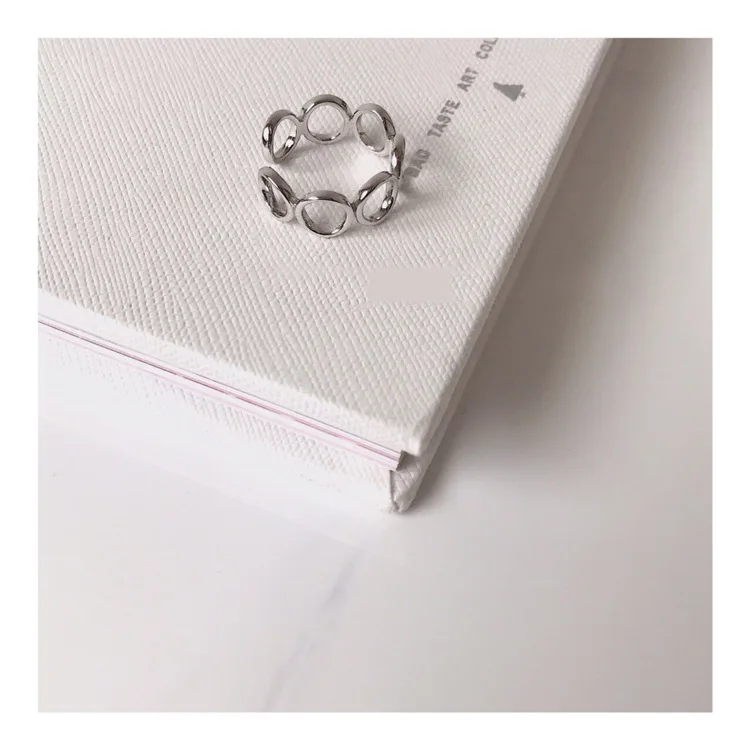 Женское кольцо серебряного цвета с круглой цепочкой|Обручальные кольца| |