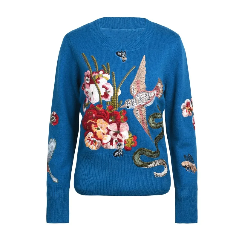 Женский вязаный свитер с круглым вырезом украшенный пайетками и цветком из