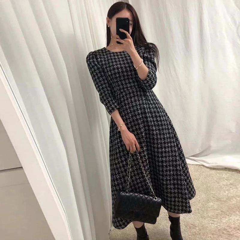 Женское платье средней длины с круглым вырезом плиссированным поясом и рукавом