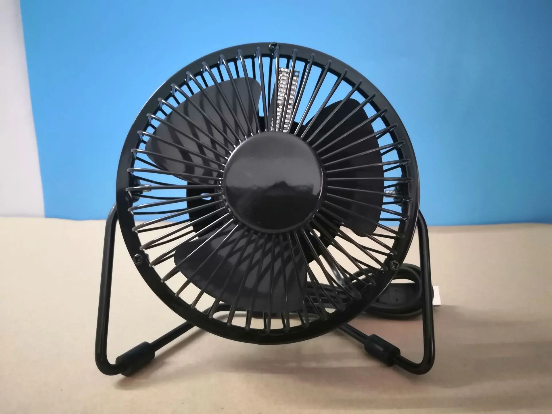 Новый 4-дюймовый Железный искусства небольшой USB вентилятор с подставкой часы