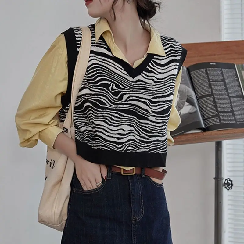

Short Sweater Vest Women 2021 Spring Summer Korean Style Vintage Striped V Neck Sleeveless Pullover Knitted Tank Top