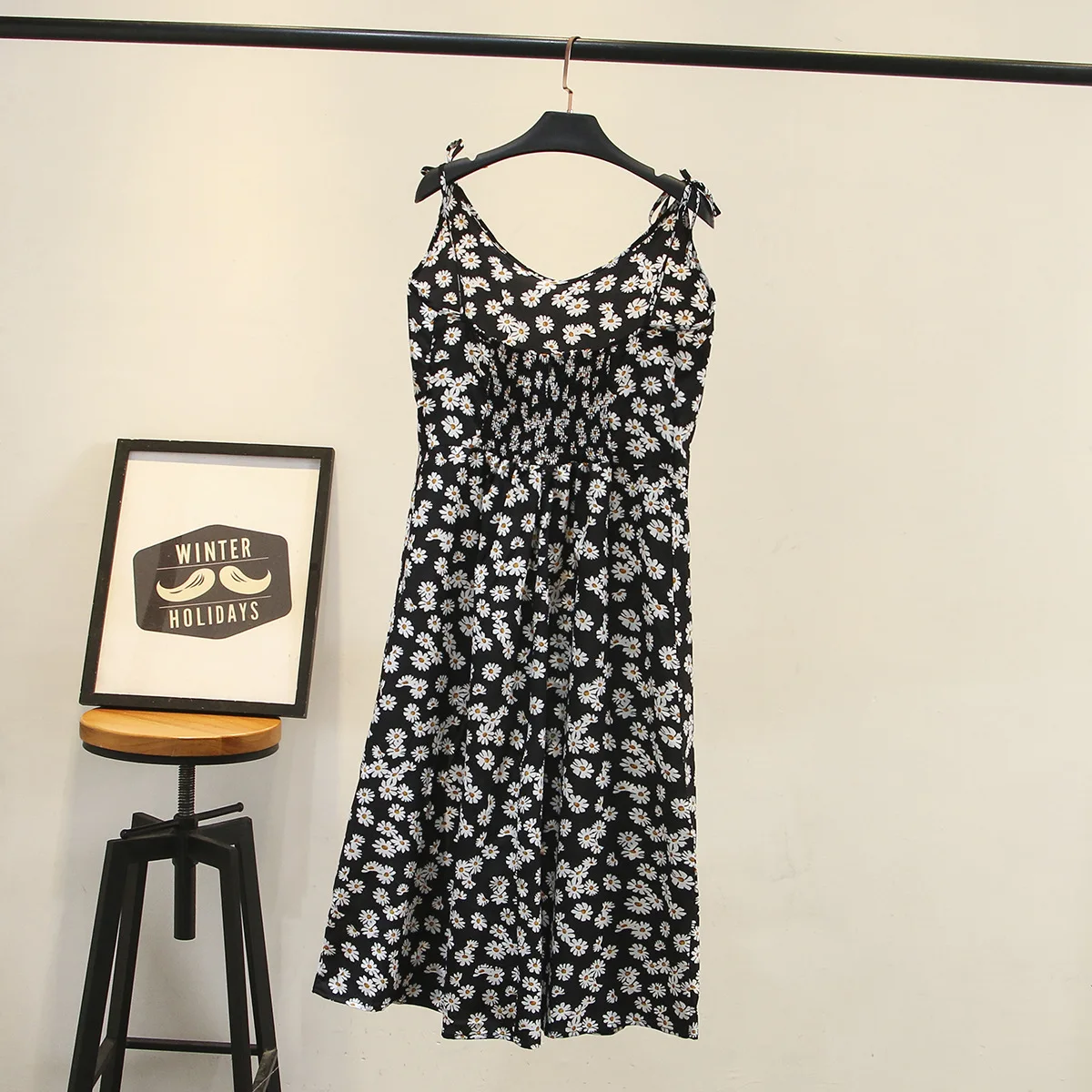 Женское летнее платье женское цельнокроеное на бретельках с ромашками модное