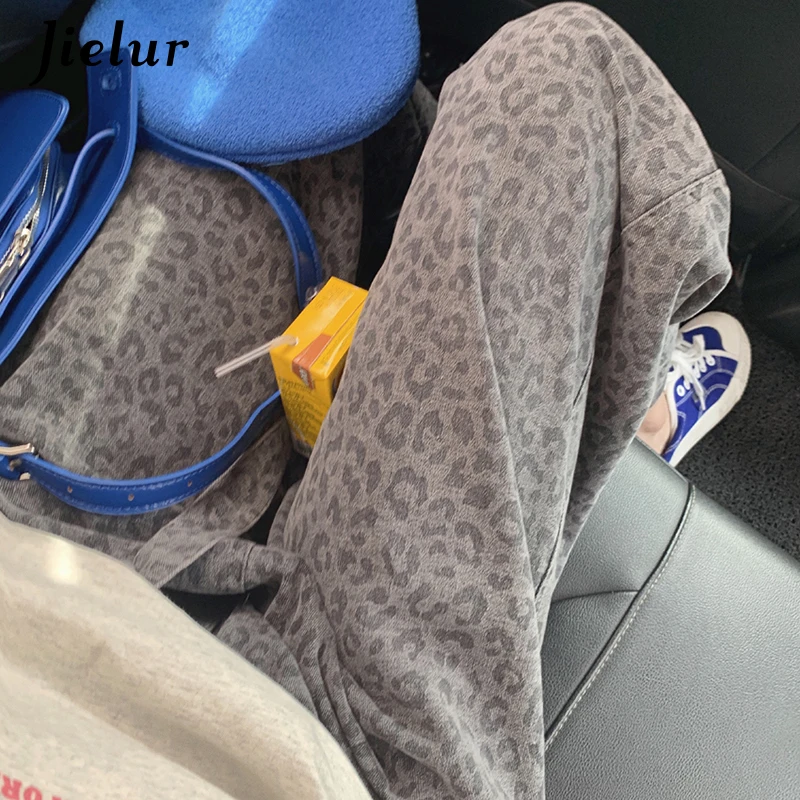 

Jielur 2021 летний спортивный костюм для игр с леопардовым узором и джинсы Для женщин прямые свободные брюки с широкими штанинами для Для женщин ...