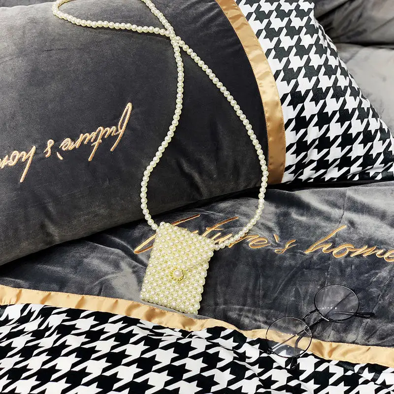 Комплект постельного белья из бархата Dove серо-черный клетчатый блестящий