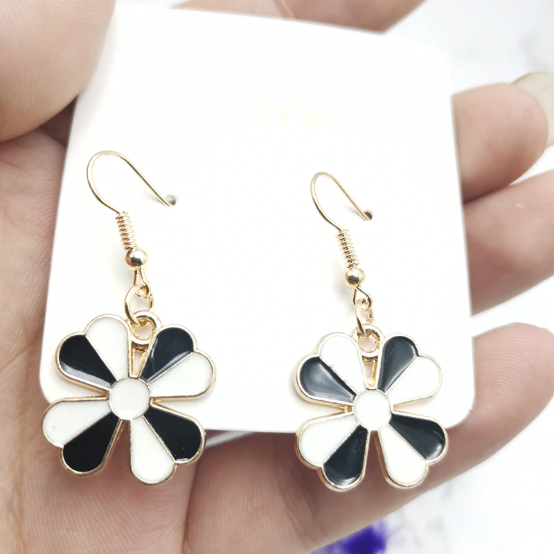 

New 2020 Korean Fashion Four-leaf Clover Black and White Earrings 1 Pair of Temperament Ladies Earrings Jewelry