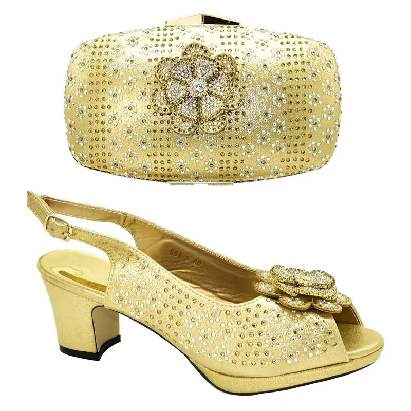 Новейший дизайн комплект итальянской женской обуви и сумки украшенный сумочкой