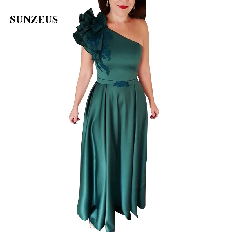 Длинное атласное платье трапециевидной формы на одно плечо для матери невесты