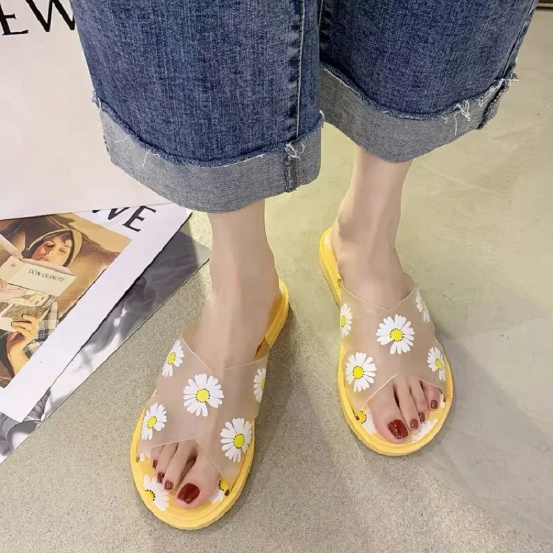 

2021 New Summer Daisy Net Red Hot Models Wear Fashionable Non-Slip Flat-Bottom Beach Cross With One-Word Sandals And Slippers