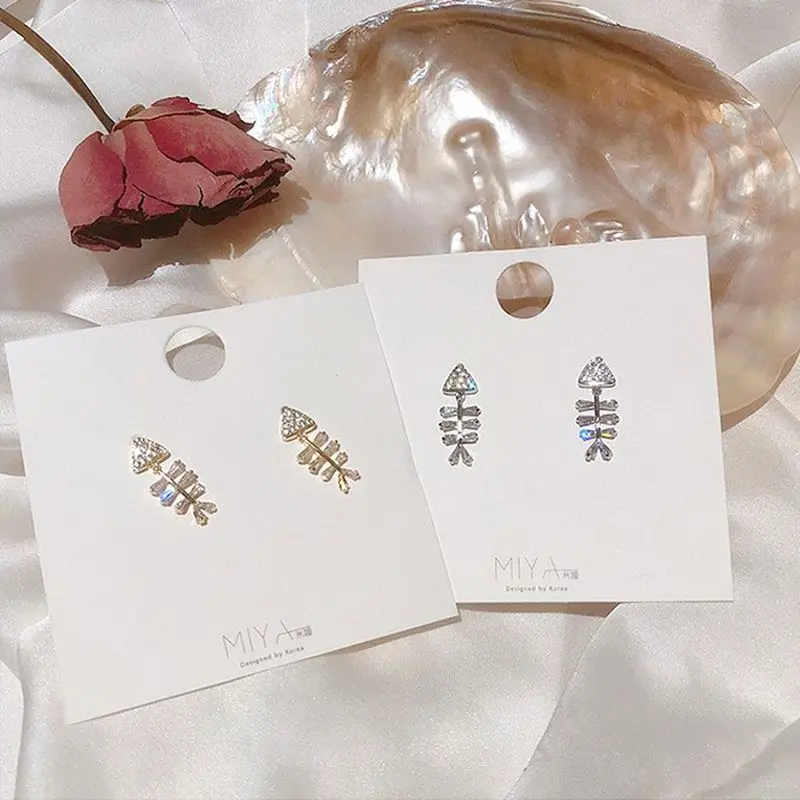 Женские асимметричные серьги-гвоздики с цирконом кошачьи и рыбные кости цвета